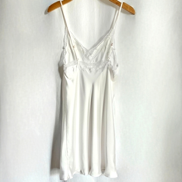 Victoria’s Secret White Floral Lace Slip Dress - Picture 4 of 16